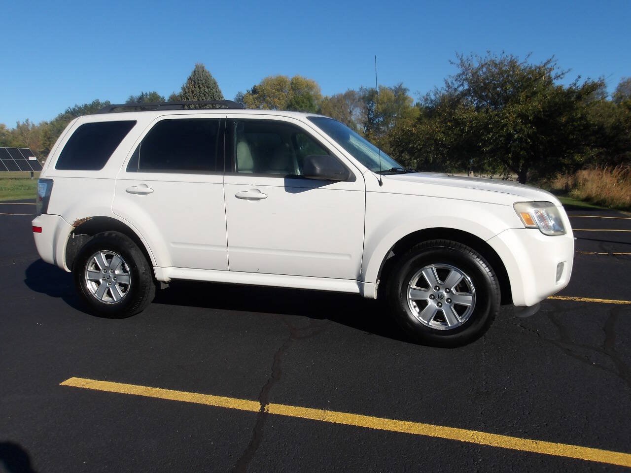 Used 2010 Mercury Mariner 2WD image 1