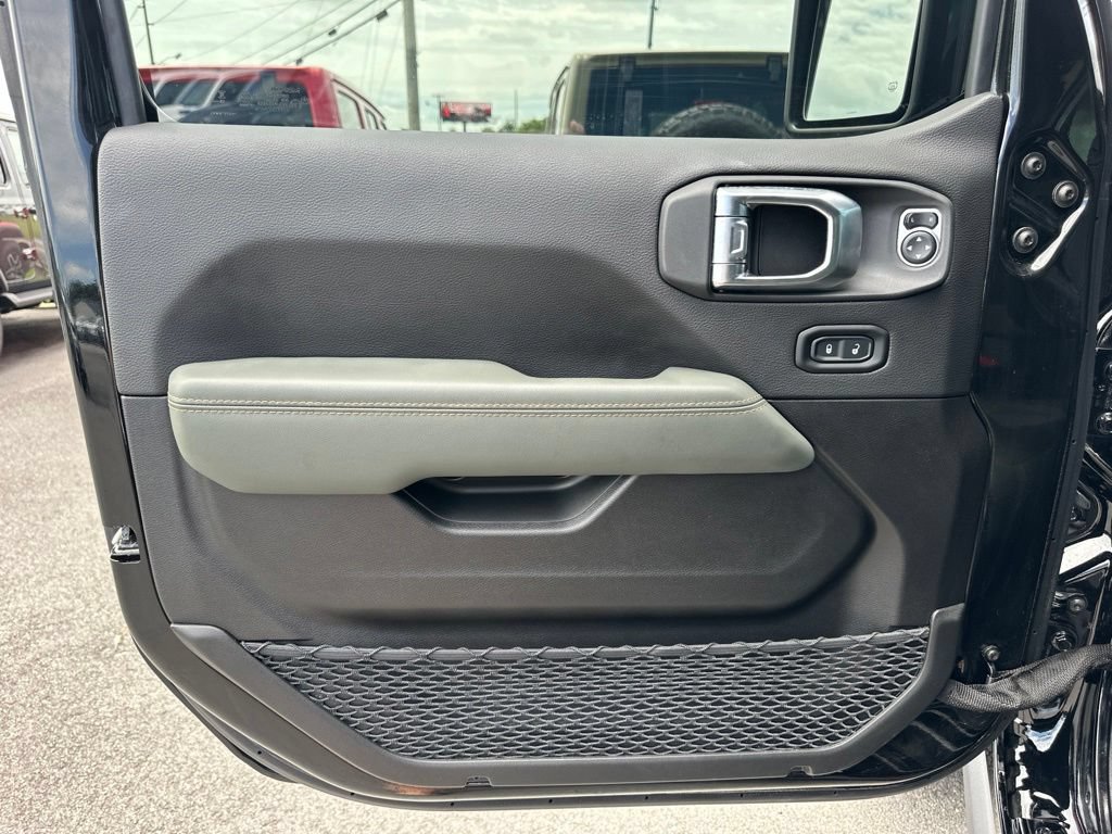 Used 2025 Jeep Gladiator Mojave AWD/4WD image 26