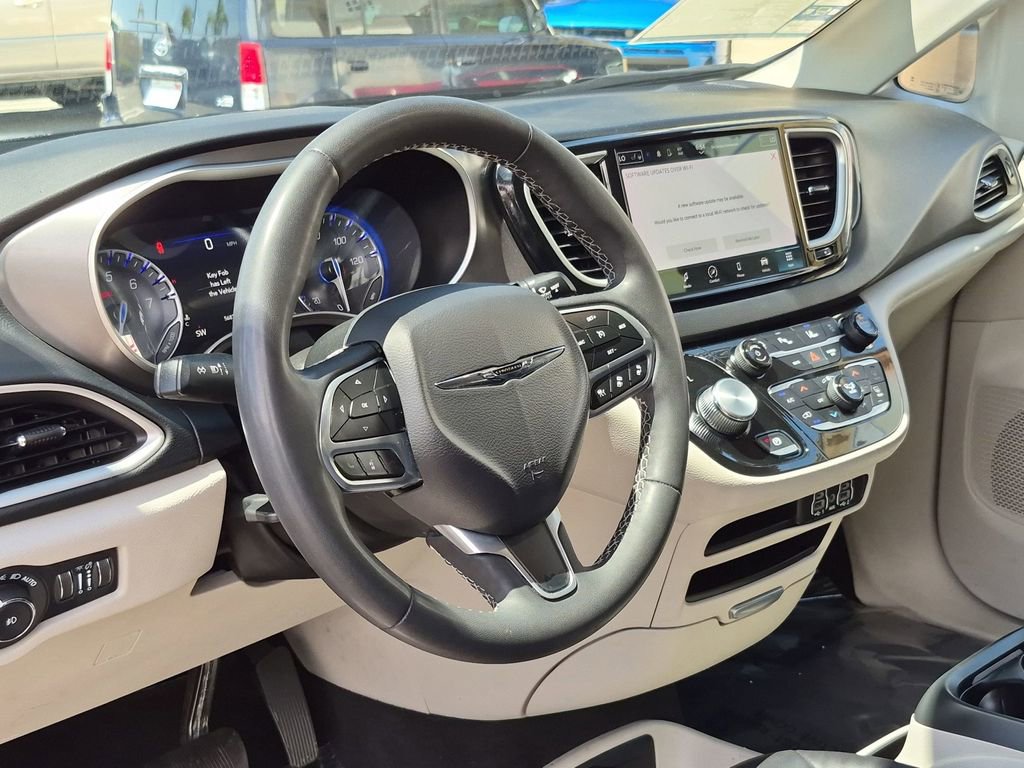 Certified 2023 Chrysler Pacifica Touring-L FWD image 12
