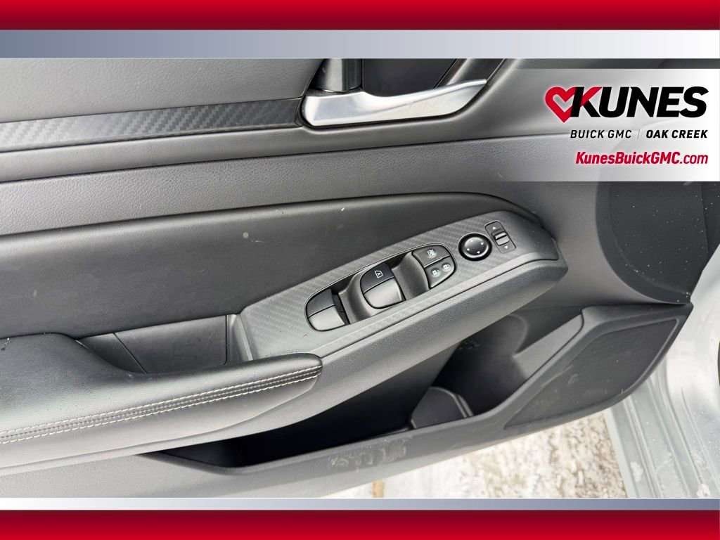 Used 2024 Nissan Altima 2.5 SV image 11