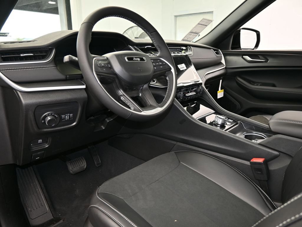New 2025 Jeep Grand Cherokee Altitude image 13