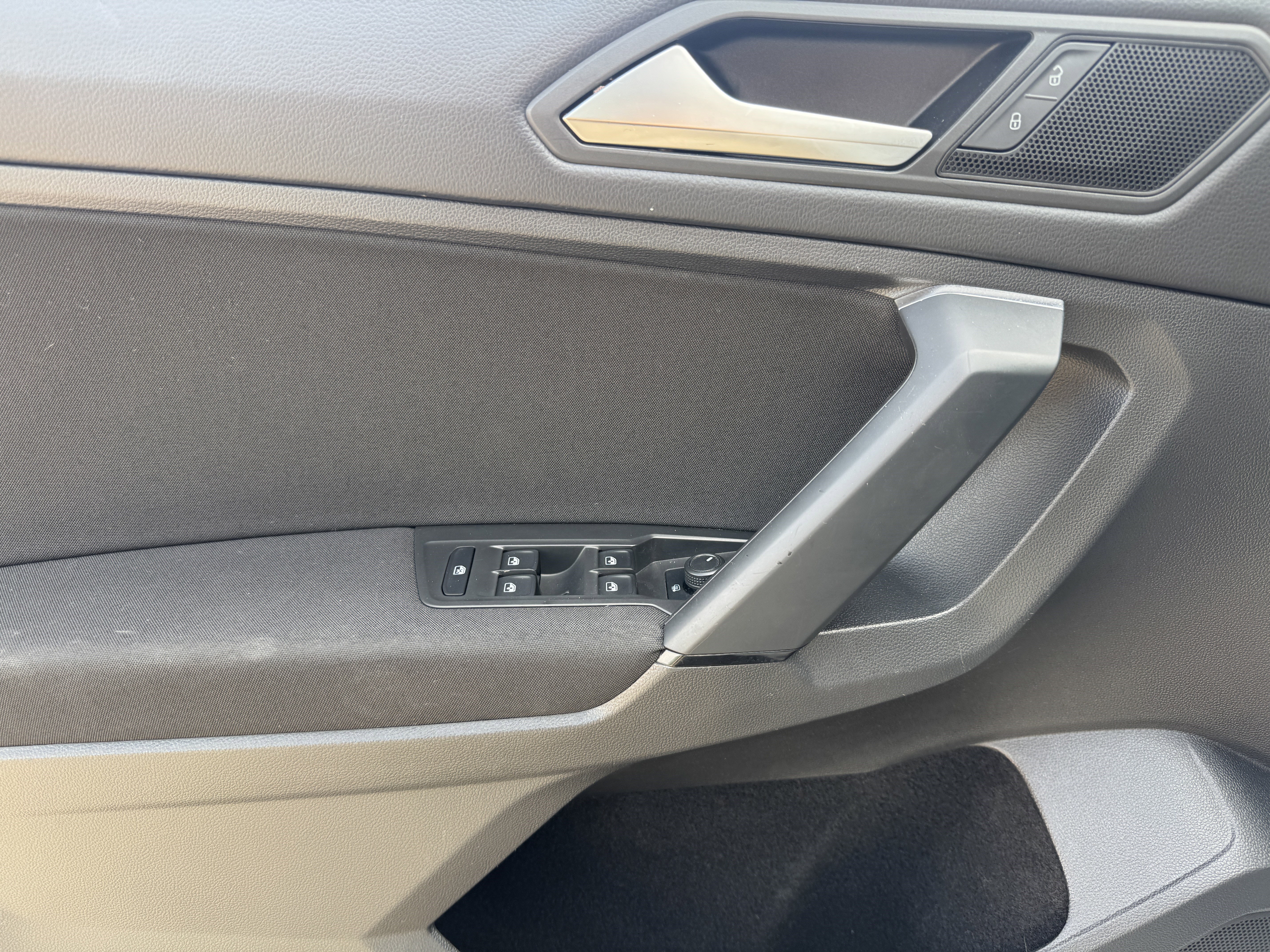Used 2019 Volkswagen Tiguan S w/ Driver Assistance Package AWD/4WD image 9