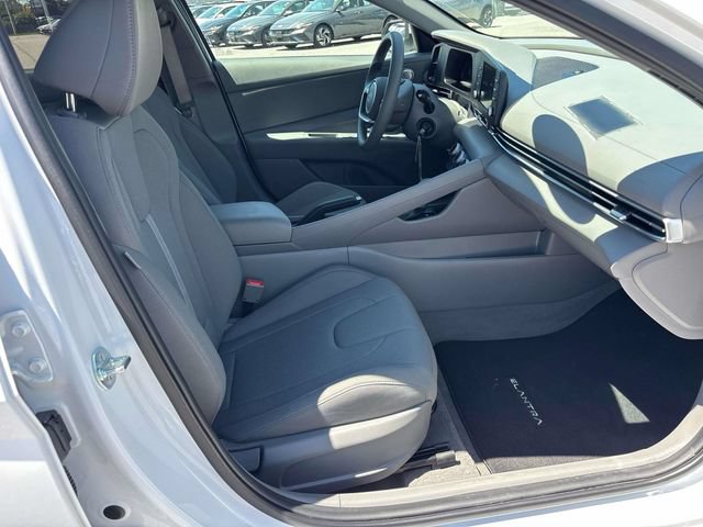 Certified 2025 Hyundai Elantra SE FWD image 14
