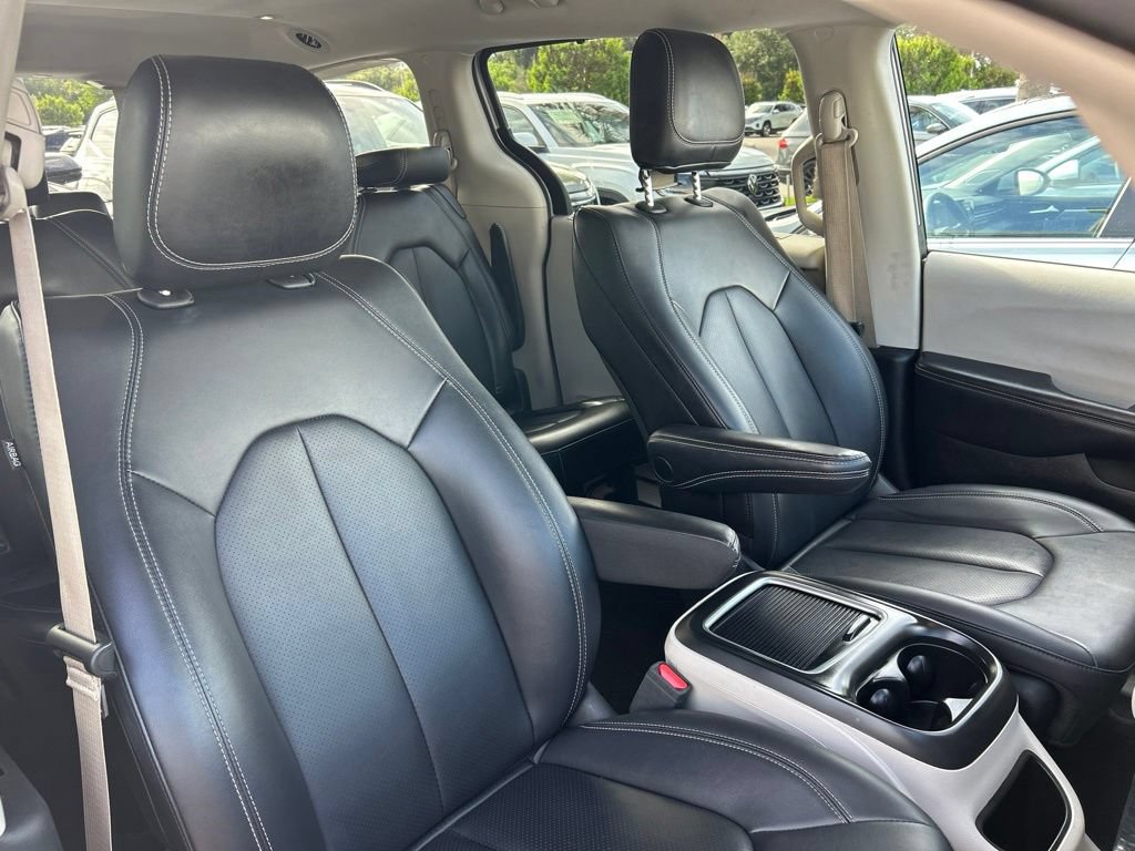 Used 2024 Chrysler Pacifica Touring-L FWD image 37