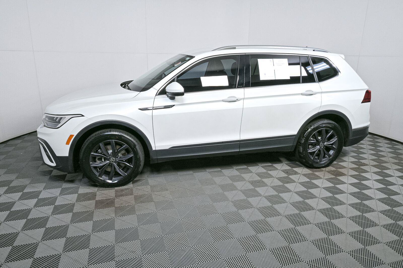 Certified 2023 Volkswagen Tiguan SE FWD image 29