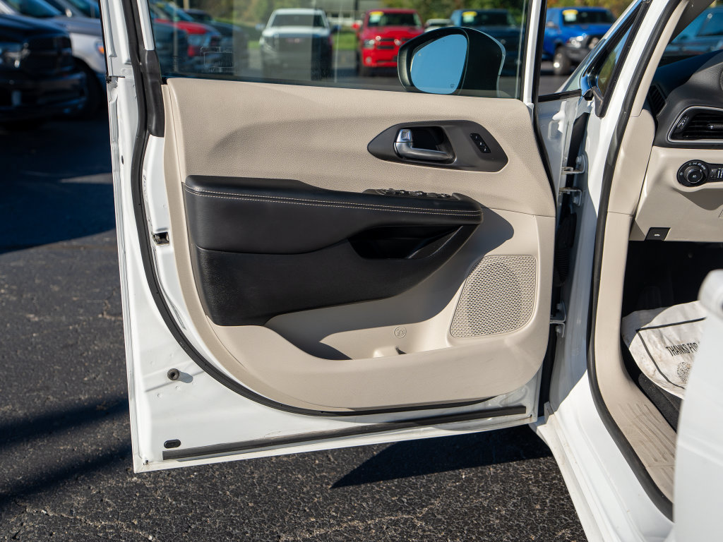 Used 2023 Chrysler Pacifica Touring-L FWD image 12