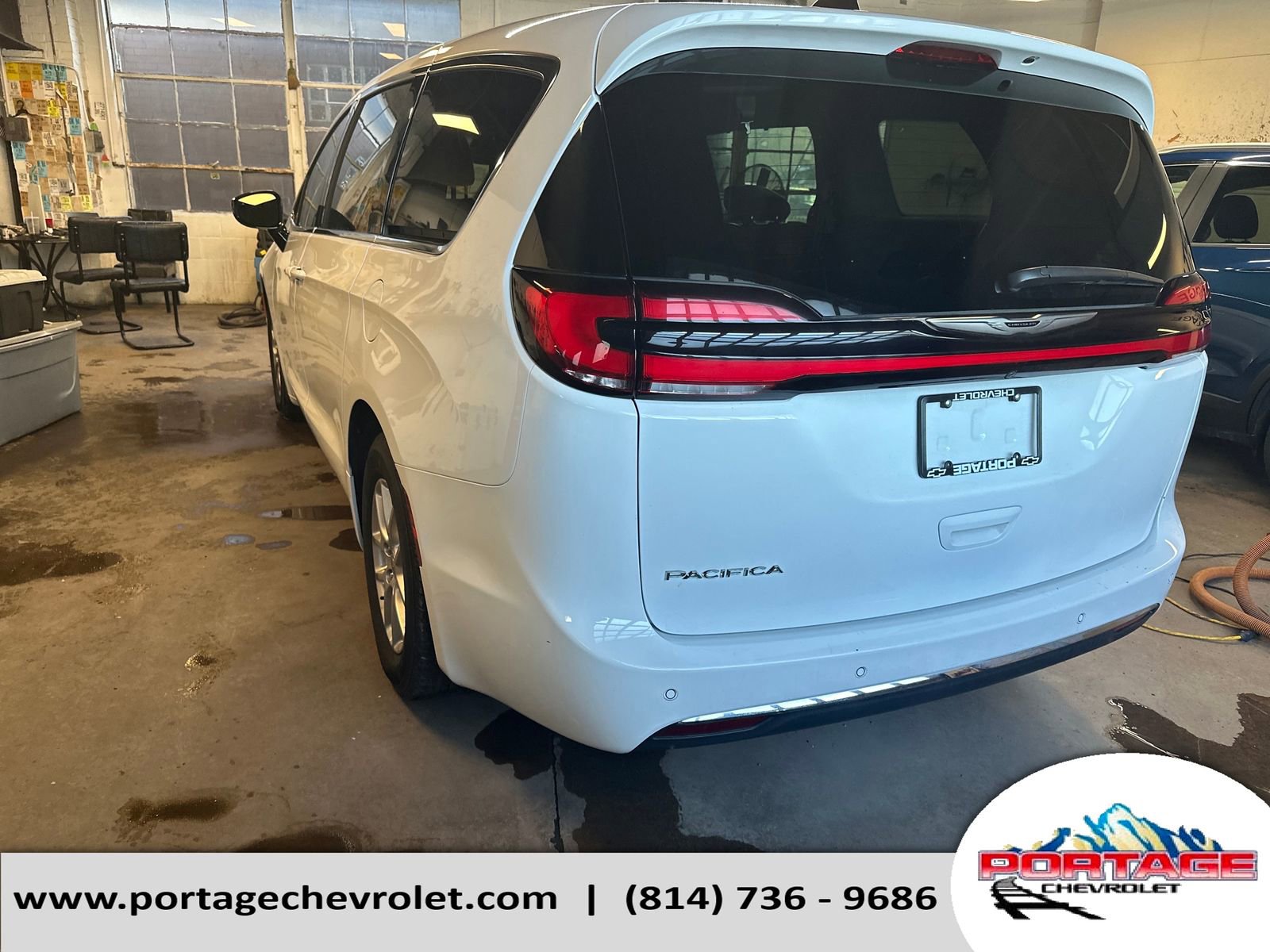 Used 2024 Chrysler Pacifica Touring-L image 3