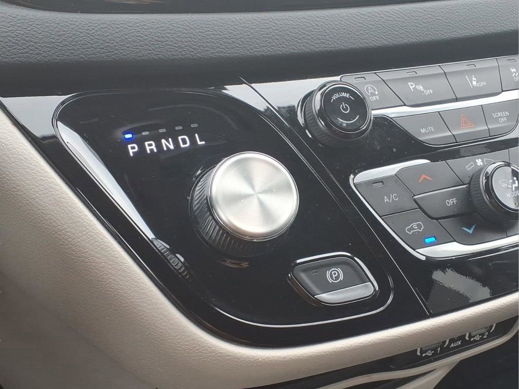 Used 2023 Chrysler Pacifica Touring-L FWD image 10