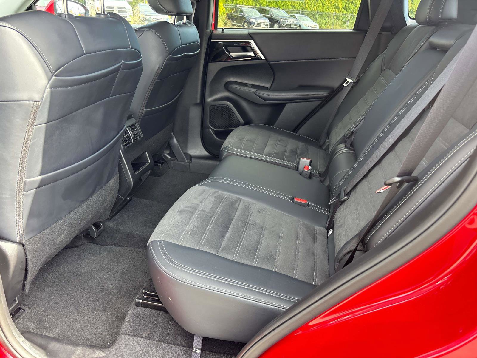 Used 2024 Mitsubishi Outlander SE image 10