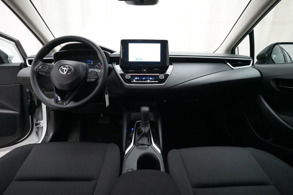 Used 2025 Toyota Corolla LE FWD image 5