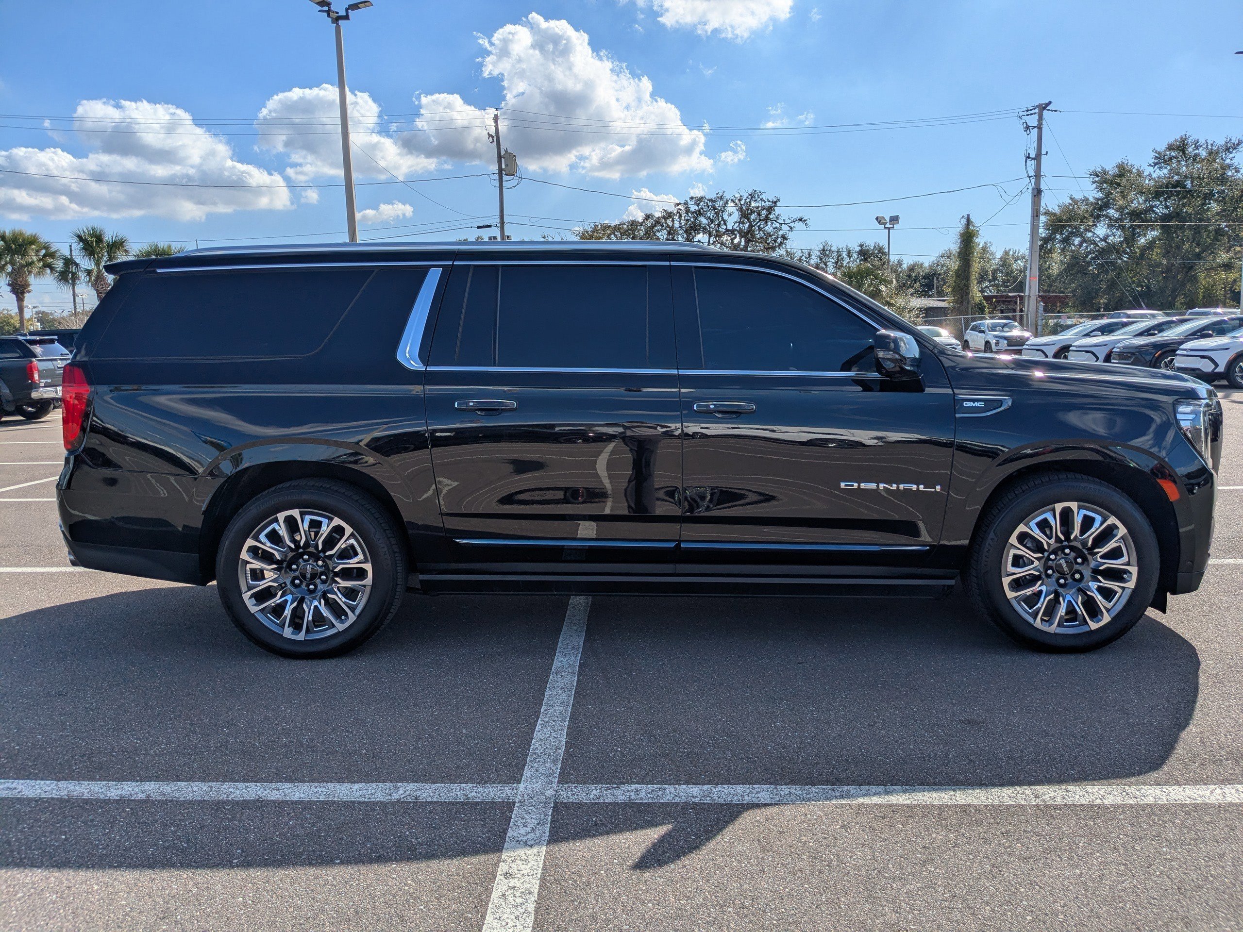 Used 2023 GMC Yukon XL Denali Ultimate image 2