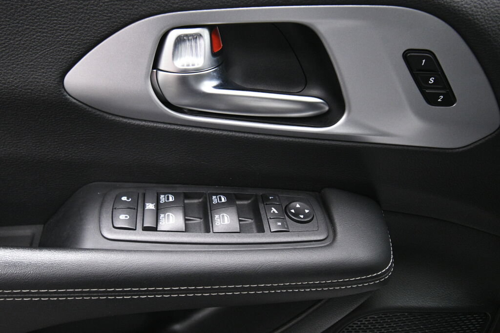 Used 2025 Chrysler Pacifica Limited FWD image 12