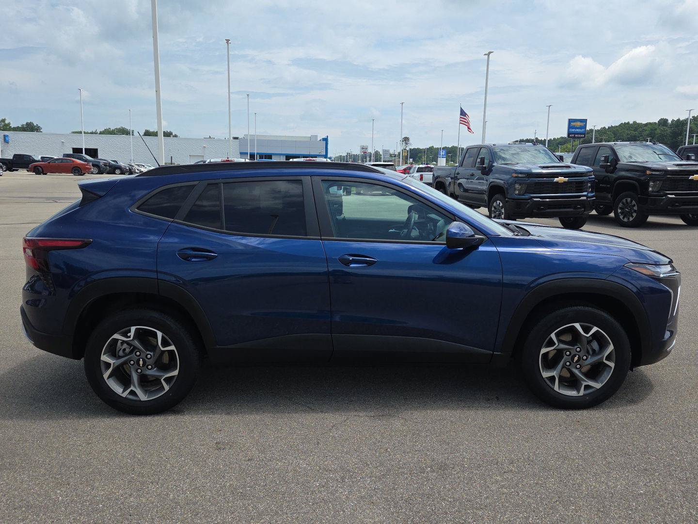Used 2024 Chevrolet Trax LT w/ LT Convenience Package FWD image 8