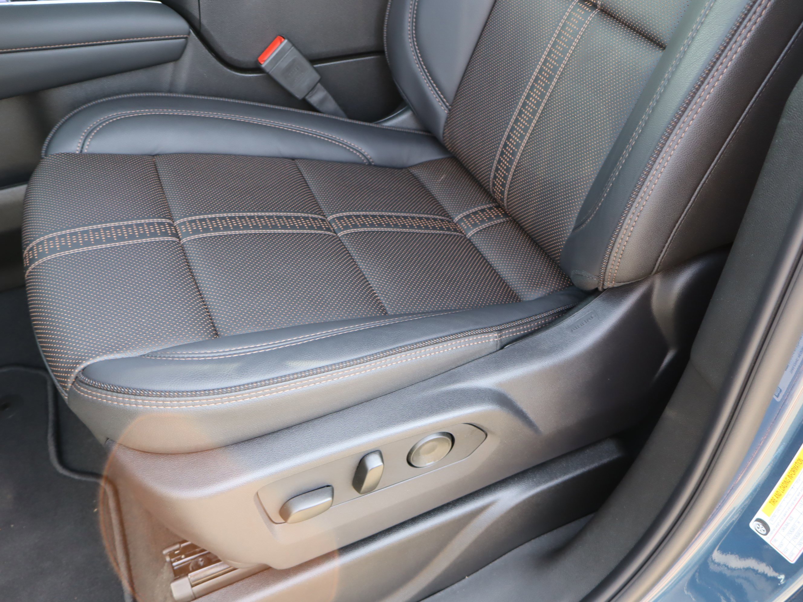 Used 2026 Chevrolet Suburban High Country AWD/4WD image 20