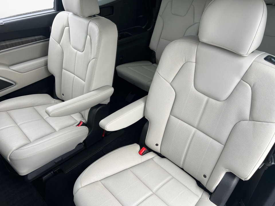 Used 2023 Kia Telluride EX w/ EX Captain's Chair Package image 12