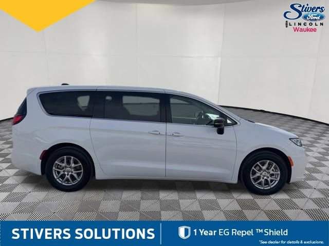 Used 2024 Chrysler Pacifica Touring-L image 4