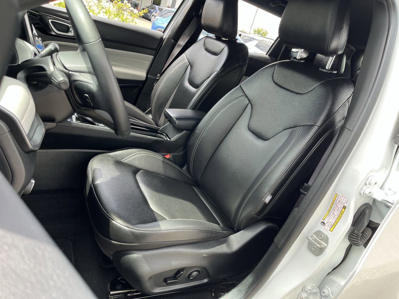 Used 2025 Jeep Compass Limited AWD/4WD image 17