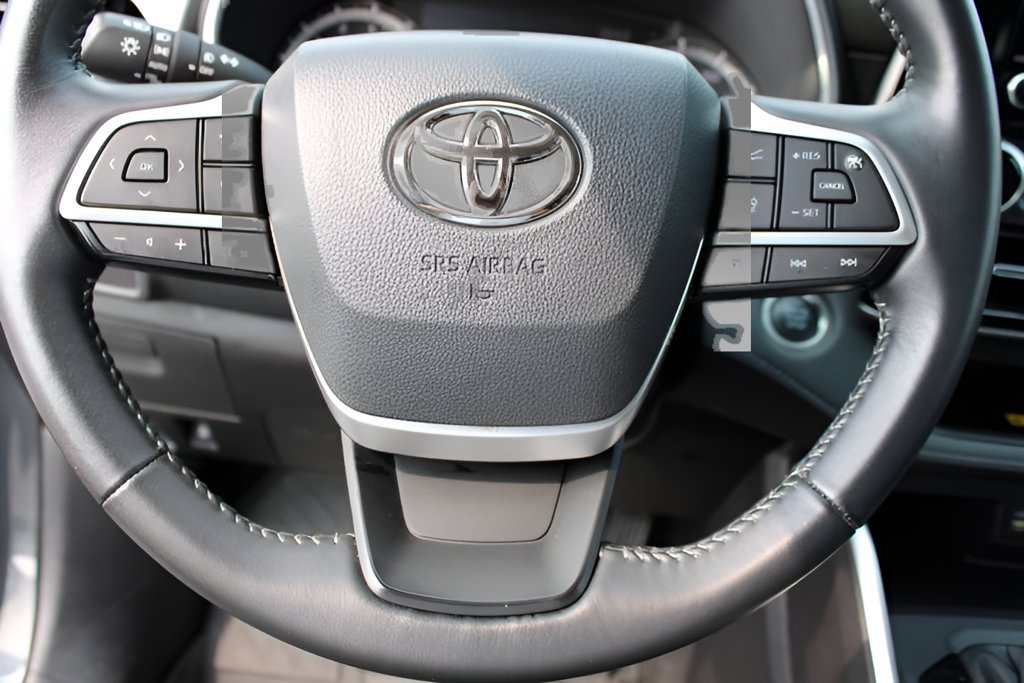 Used 2025 Toyota Highlander XLE AWD/4WD image 14