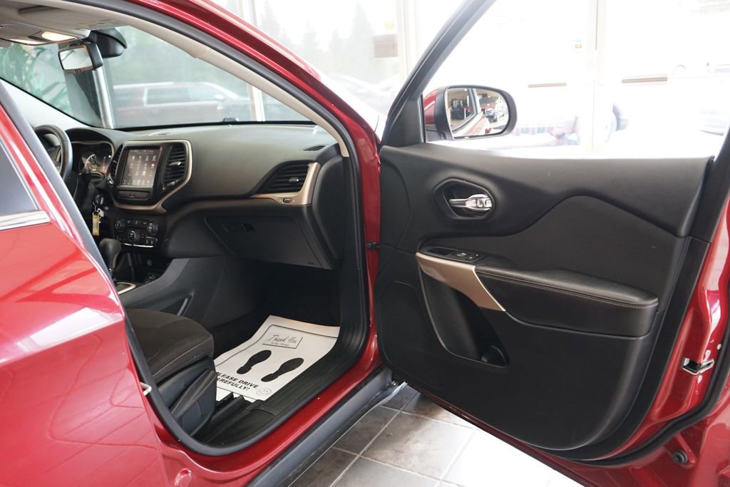 Used 2017 Jeep Cherokee Latitude w/ Cold Weather Group FWD image 38