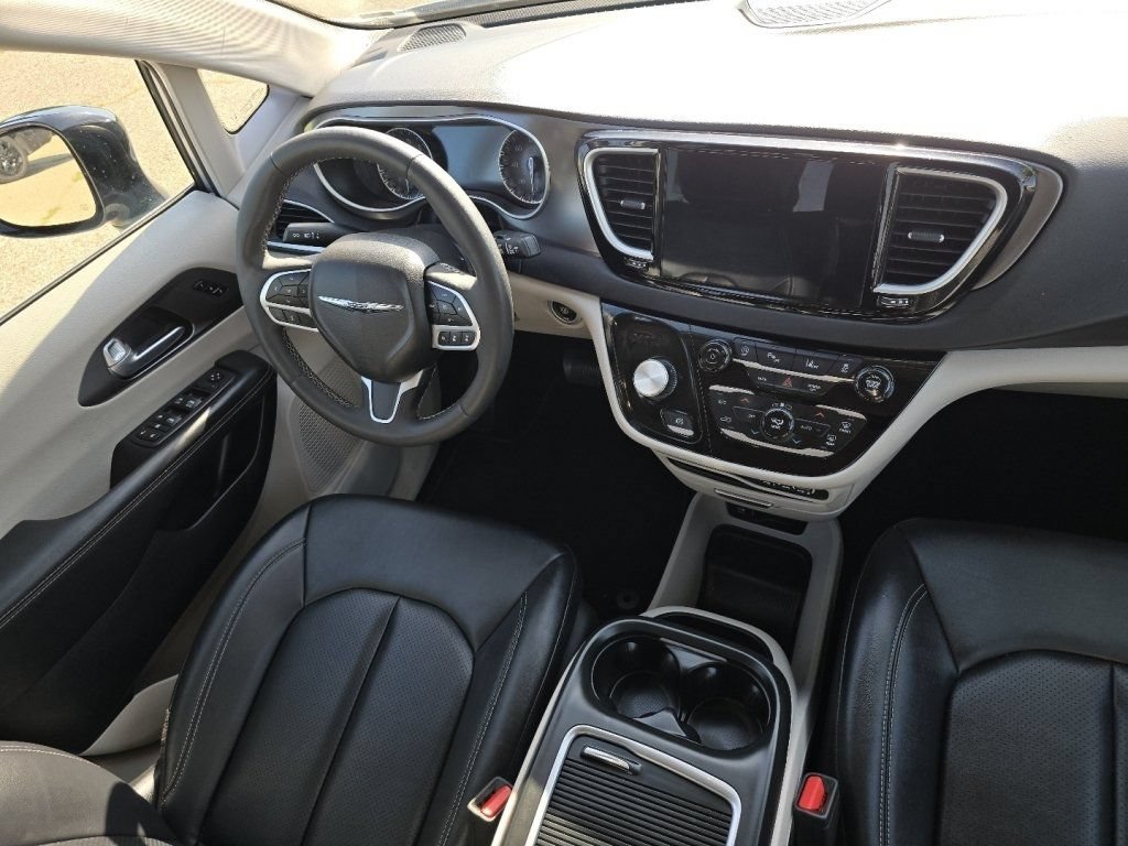 Used 2024 Chrysler Pacifica Touring-L FWD image 25