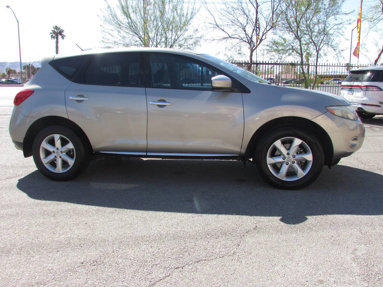 Used 2010 Nissan Murano S image 2