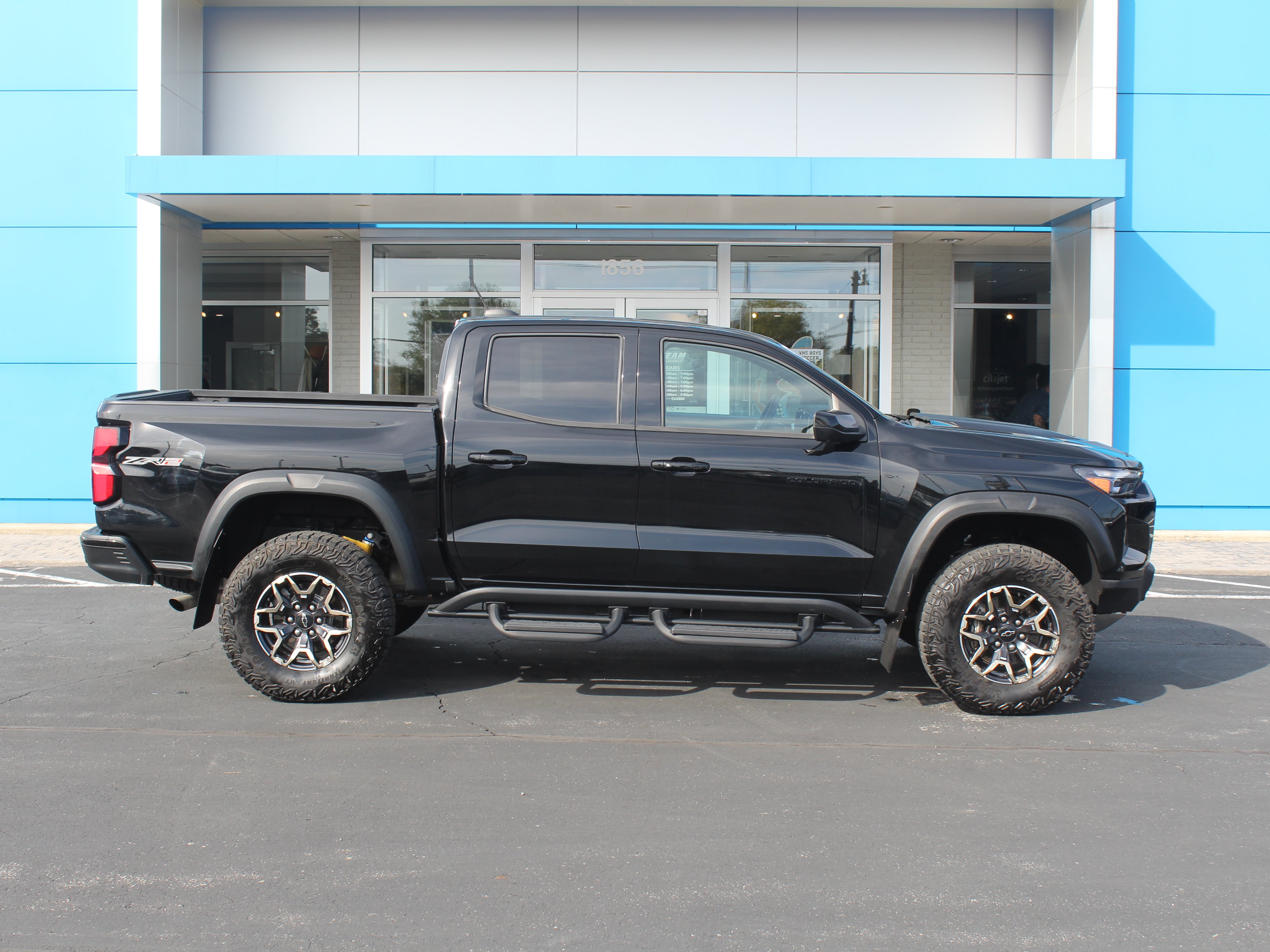 Used 2024 Chevrolet Colorado ZR2 w/ Technology Package AWD/4WD image 5