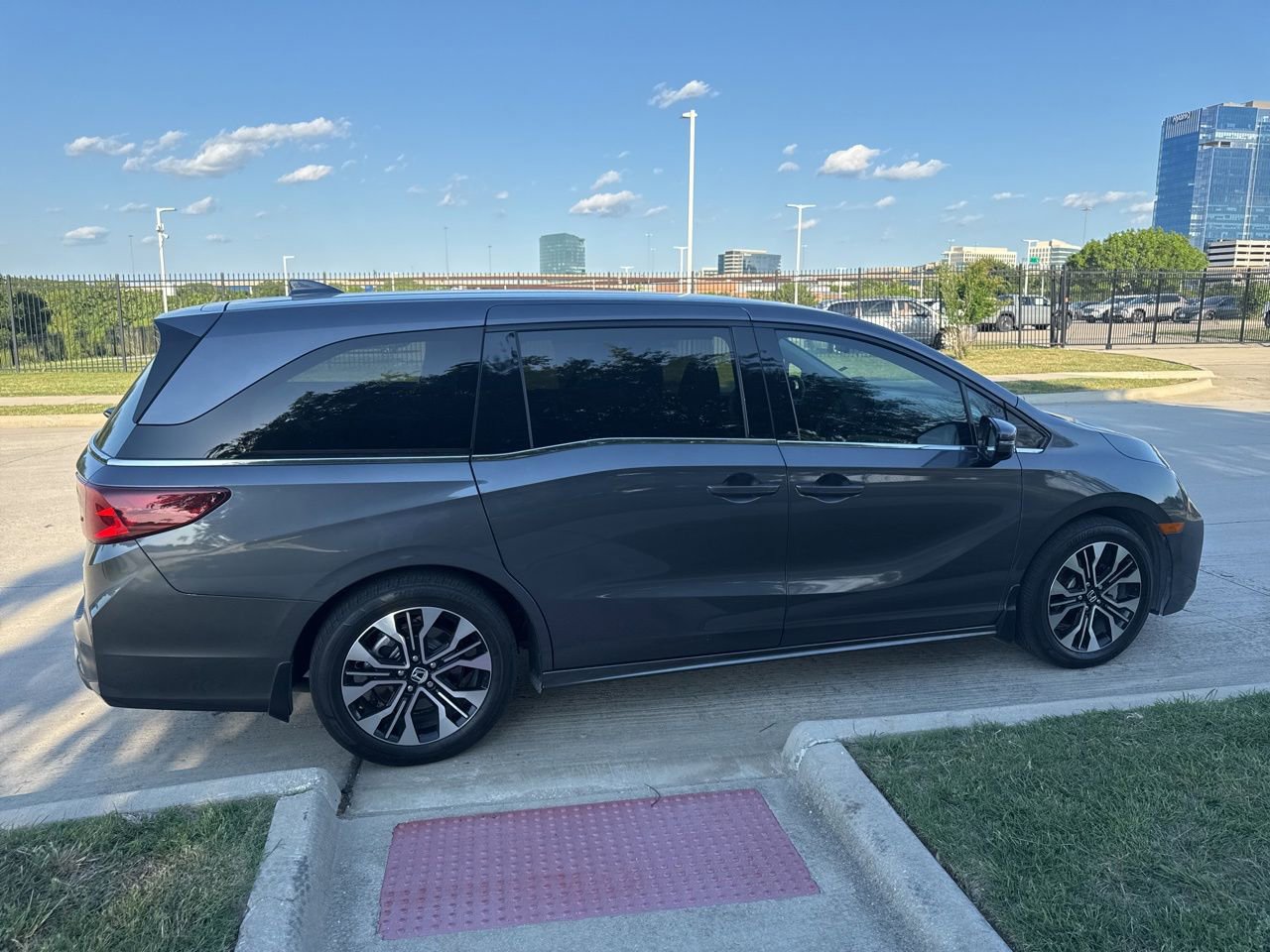 Used 2025 Honda Odyssey Elite image 3