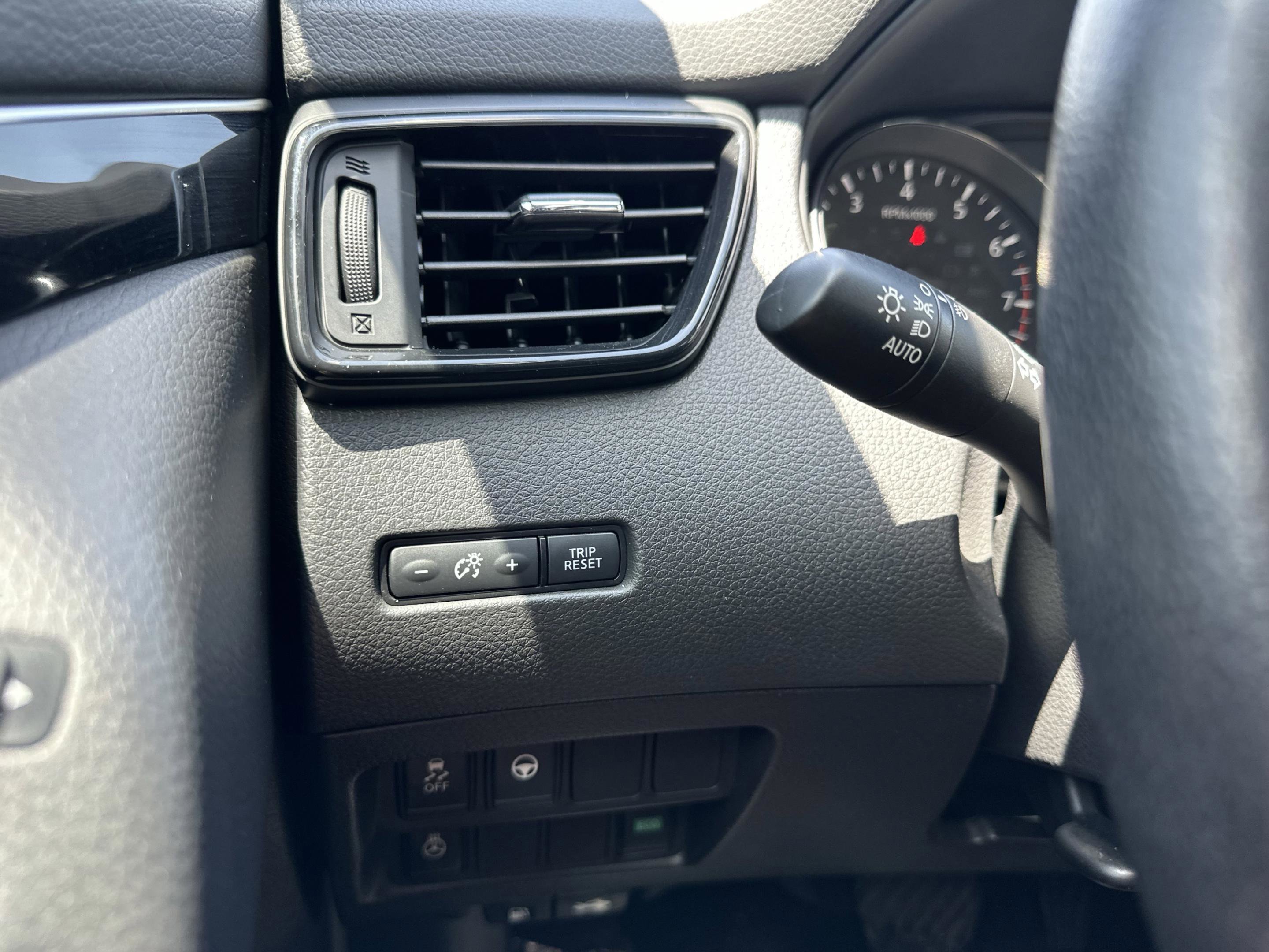 Used 2019 Nissan Rogue Sport SL w/ Premium Package FWD image 34