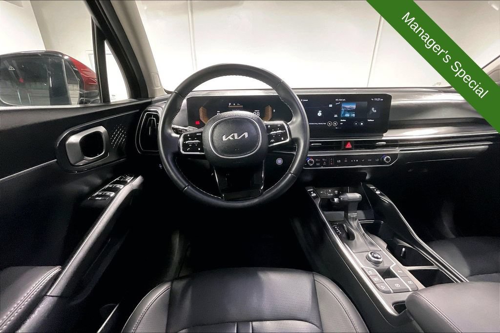 Used 2025 Kia Sorento EX w/ Panoramic Sunroof Package FWD image 6