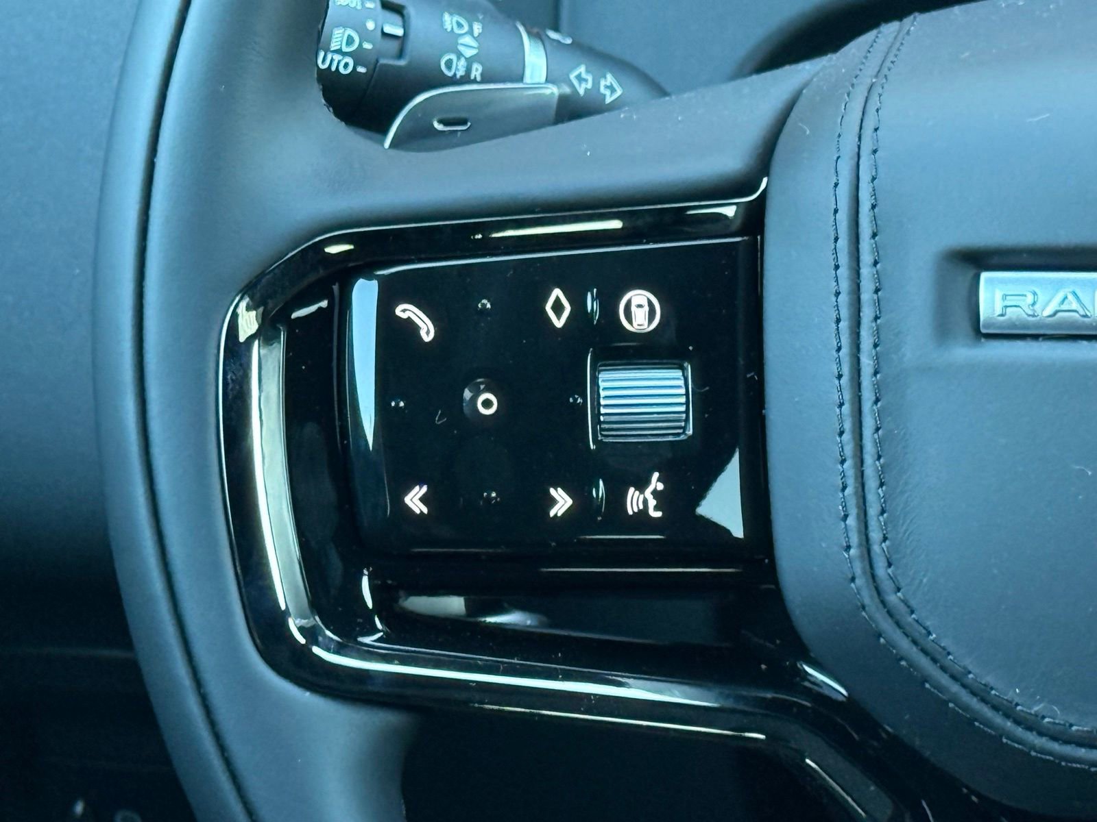 New 2026 Land Rover Range Rover Velar Dynamic SE image 26