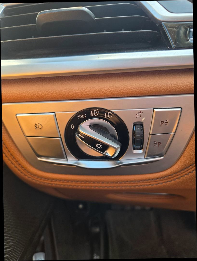 Used 2018 BMW 740e xDrive w/ Executive Package AWD/4WD image 28