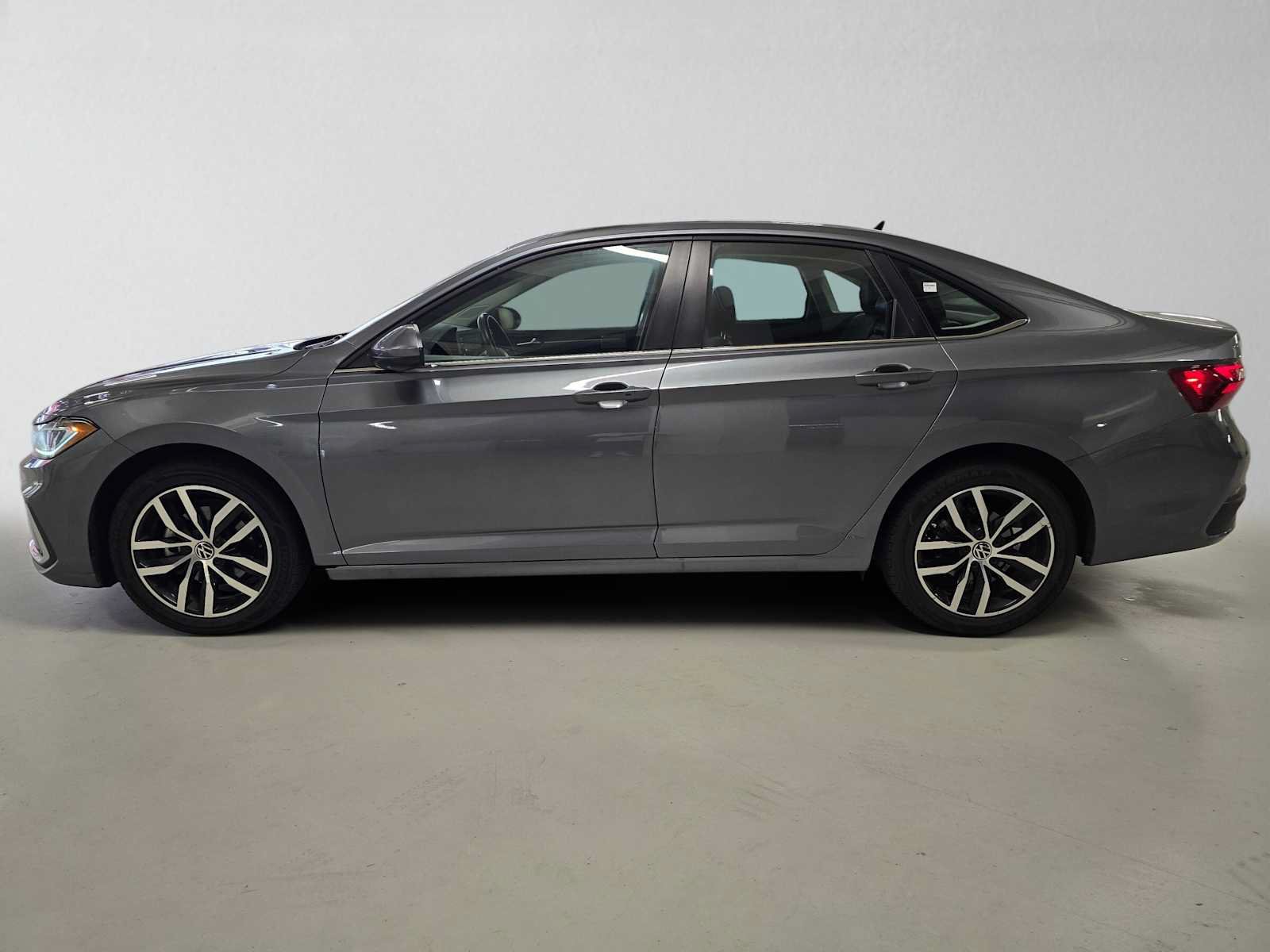 Used 2025 Volkswagen Jetta SE FWD image 2
