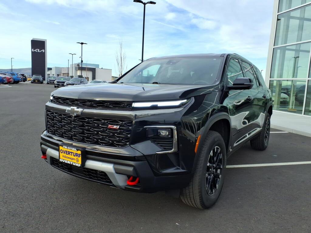 Used 2024 Chevrolet Traverse Z71 image 2