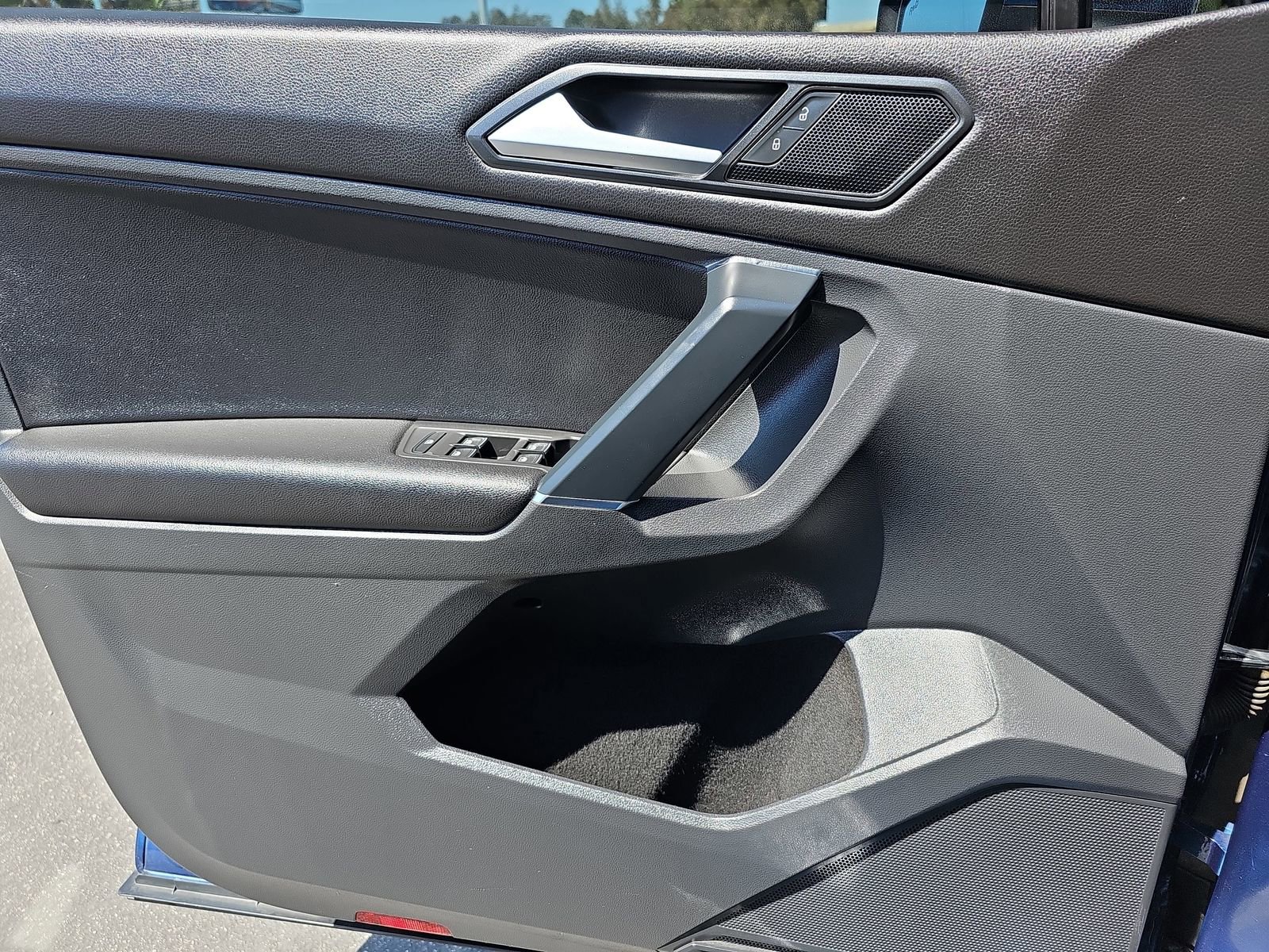 Used 2018 Volkswagen Tiguan SE AWD/4WD image 25