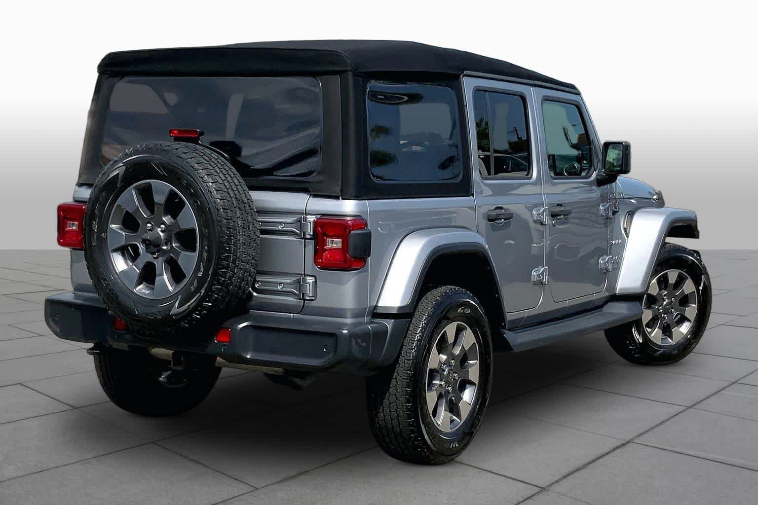 Used 2018 Jeep Wrangler Unlimited Sahara w/ Dual Top Group AWD/4WD image 13
