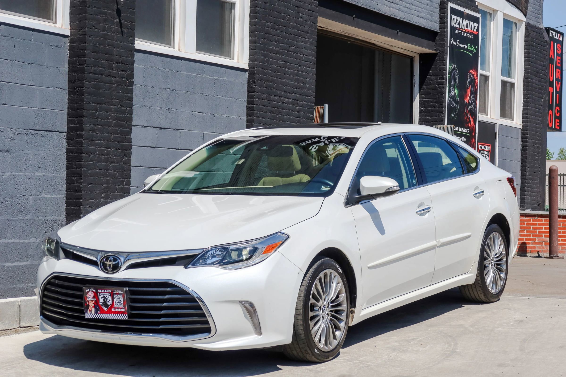 Used 2016 Toyota Avalon Limited w/ Toyota Safety Sense Package FWD image 3