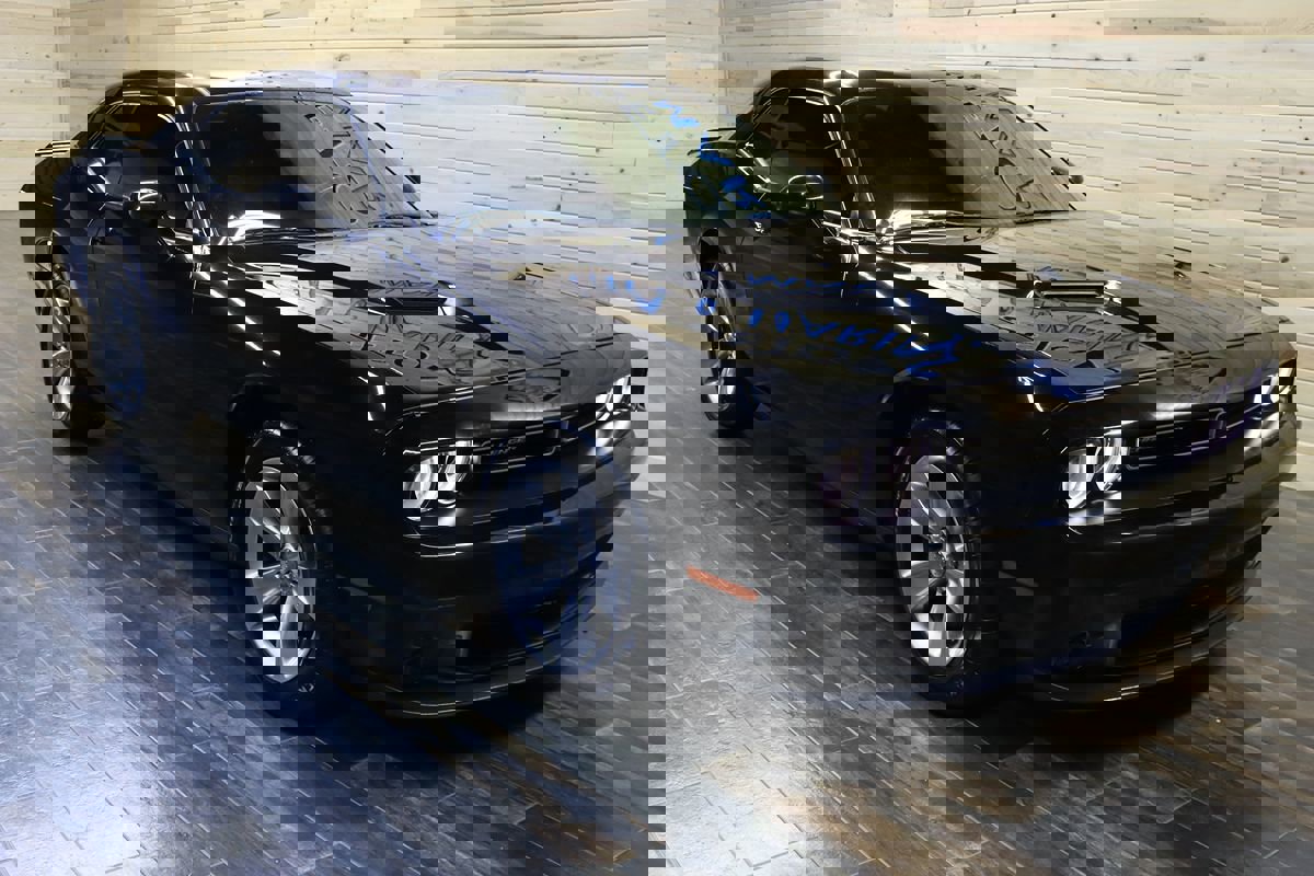 Used 2020 Dodge Challenger SXT w/ Driver Convenience Group image 2