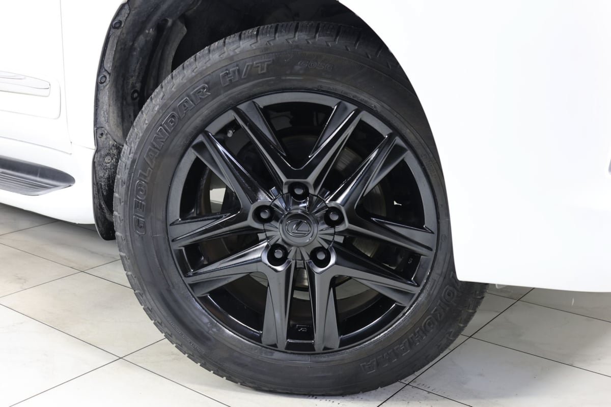 Used 2013 Lexus LX 570 4WD w/ Luxury Pkg w/Pre-crash image 14