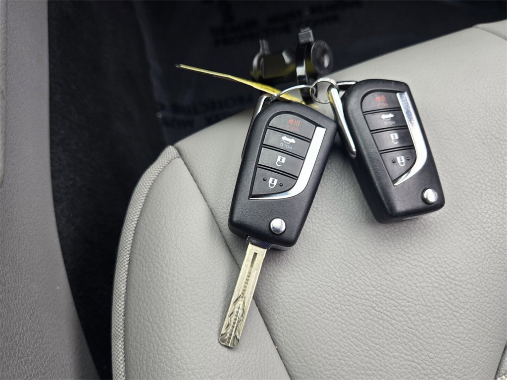 Used 2024 Toyota Camry SE image 17