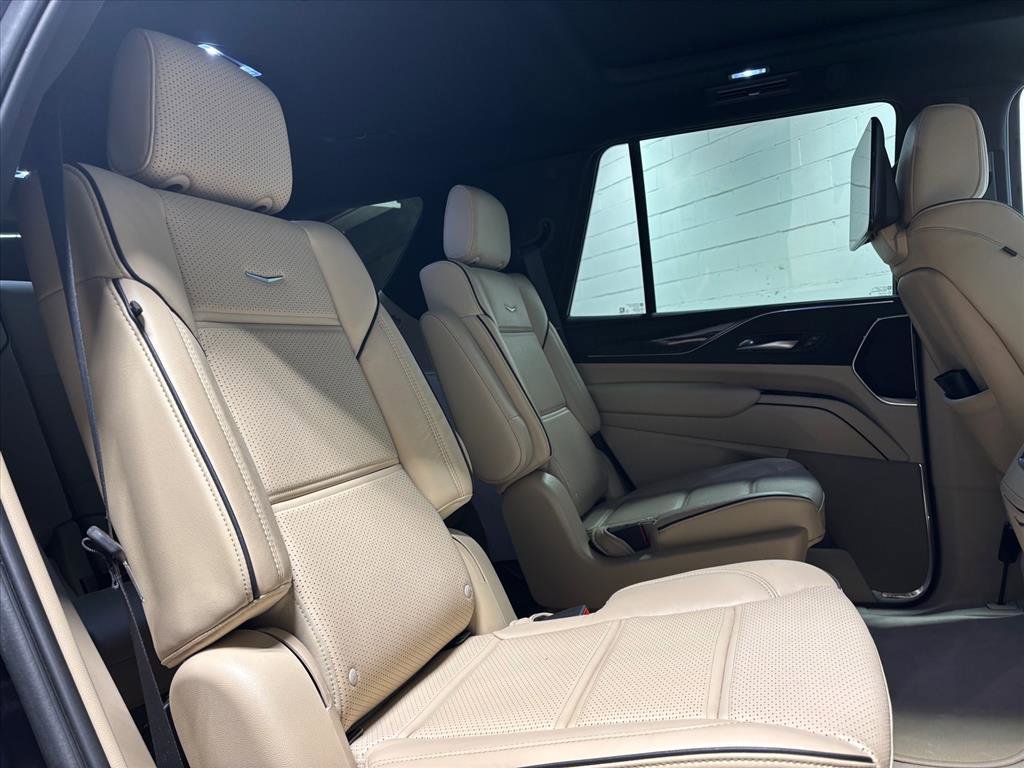 Used 2023 Cadillac Escalade Premium Luxury image 40