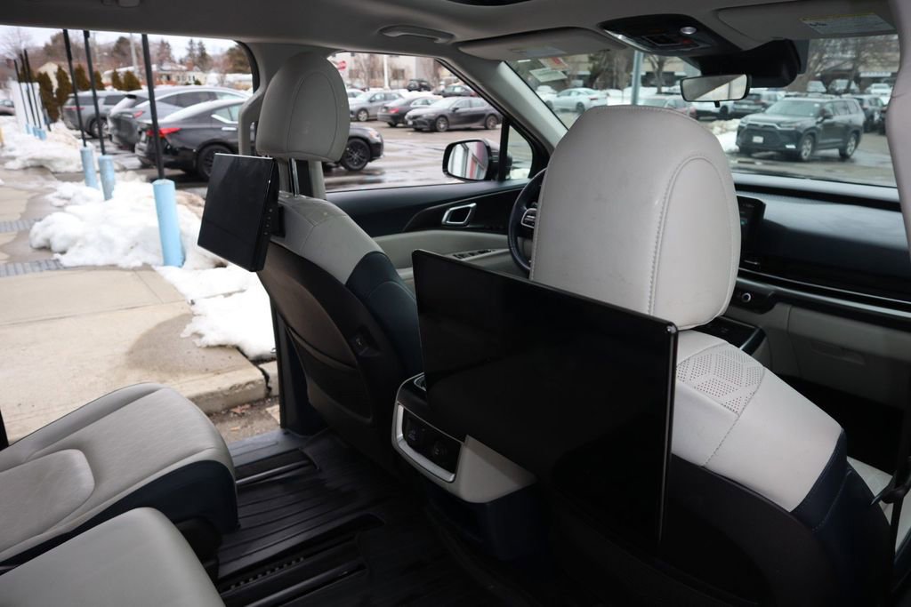 Used 2025 Kia Carnival SX FWD image 28