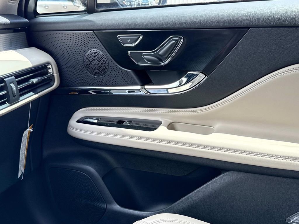 New 2025 Lincoln Corsair FWD w/ Equipment Group 101A image 22