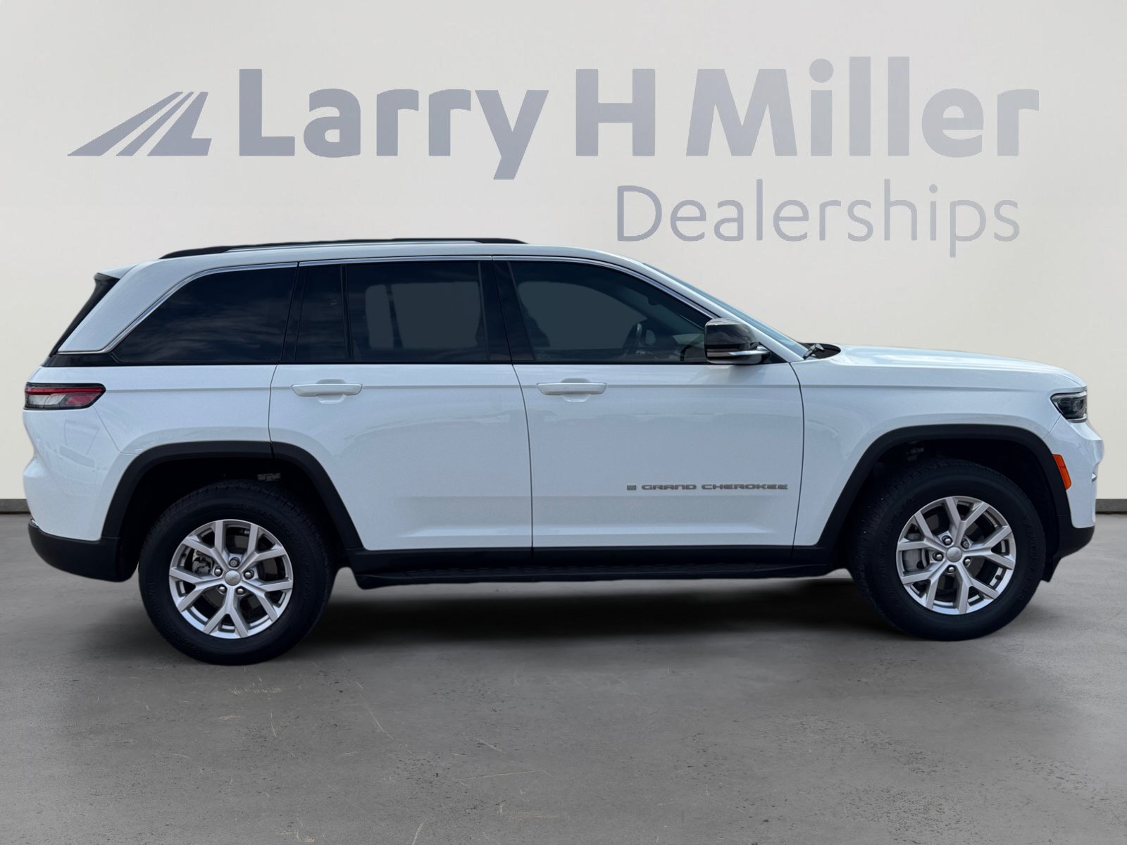 Used 2022 Jeep Grand Cherokee Limited AWD/4WD image 6