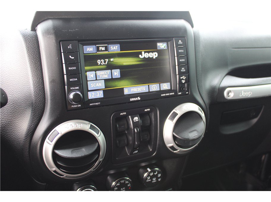 Used 2017 Jeep Wrangler Unlimited Sahara w/ Connectivity Group AWD/4WD image 8