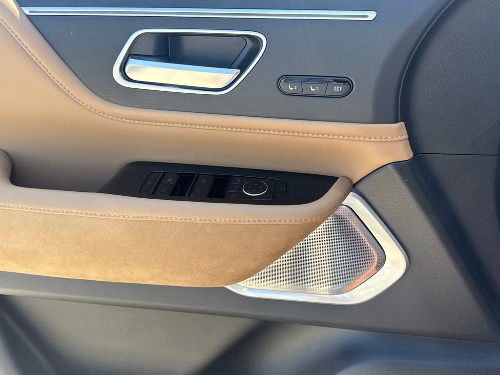 Used 2025 INFINITI QX80 Sensory image 21