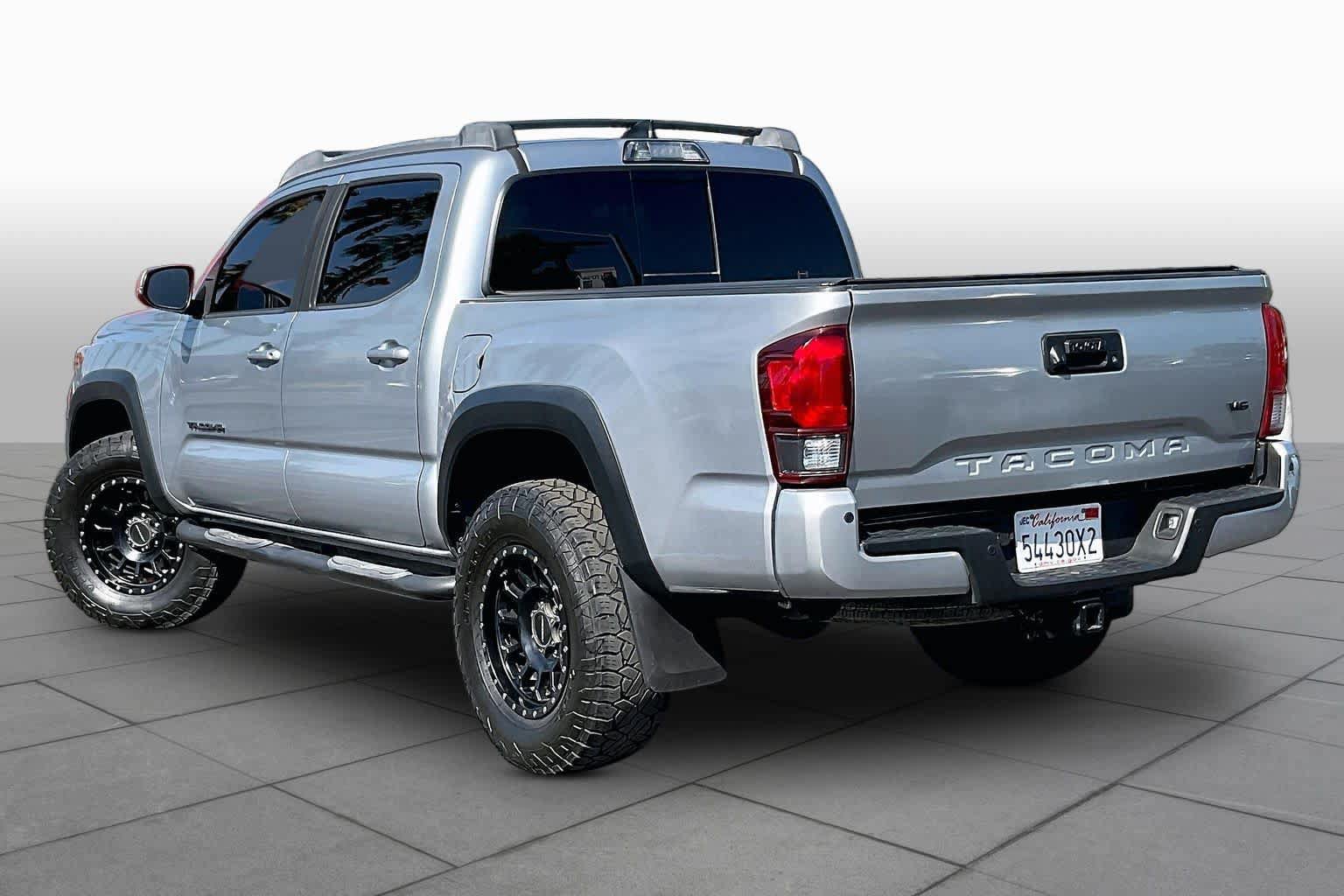 Used 2019 Toyota Tacoma TRD Off-Road AWD/4WD image 10