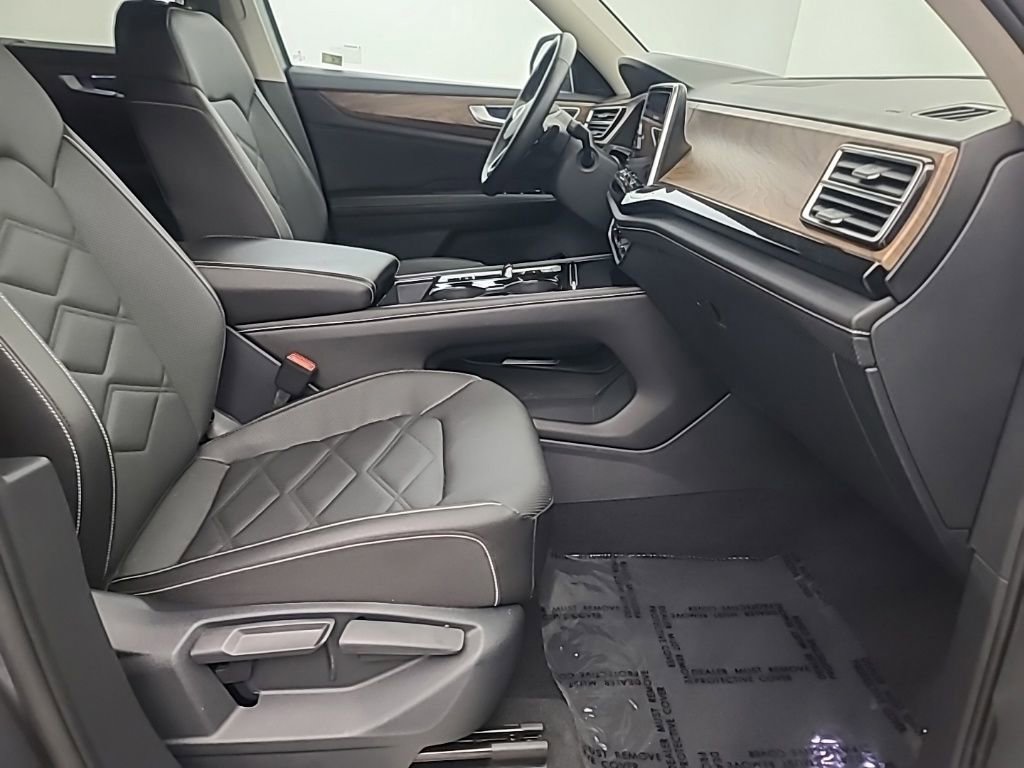 Used 2025 Volkswagen Atlas SE image 14