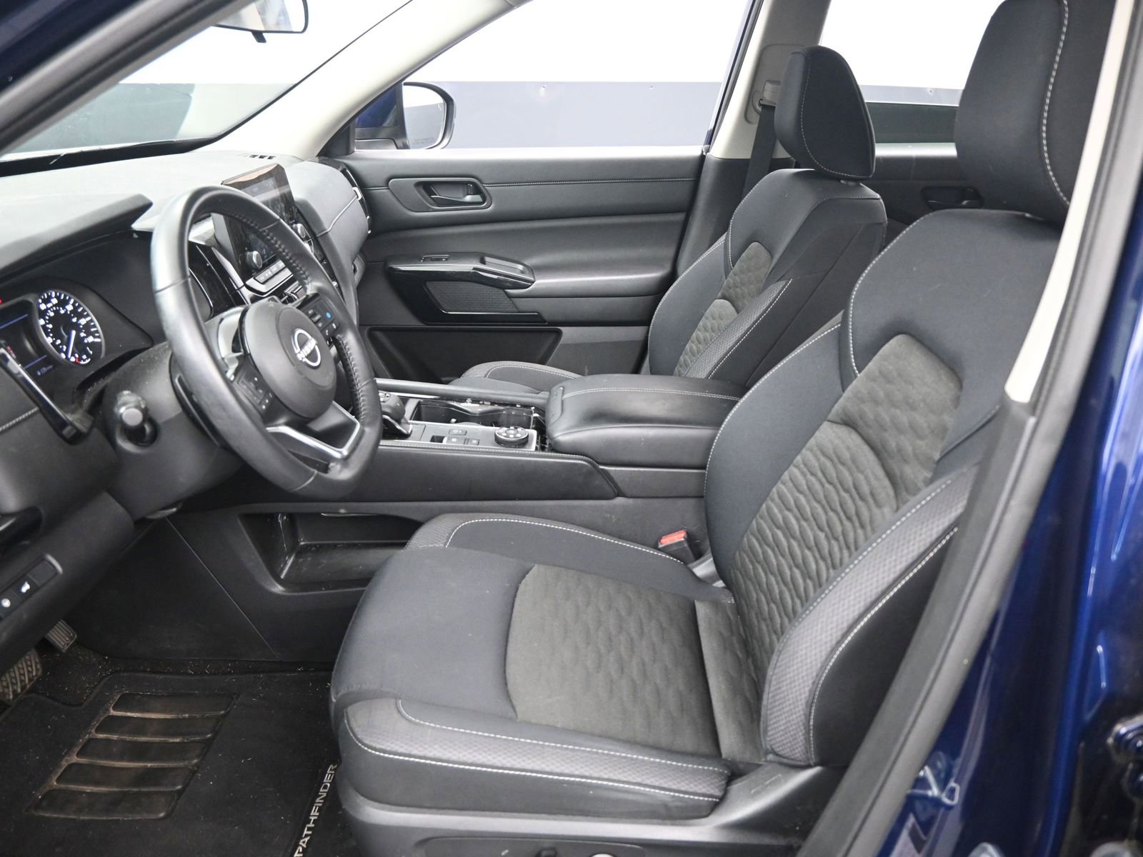 Used 2023 Nissan Pathfinder SV w/ SV Premium Package image 9