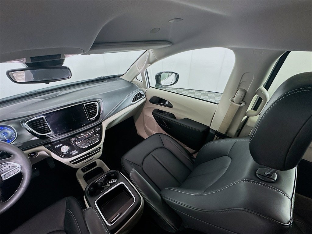 Used 2024 Chrysler Pacifica Touring-L image 11