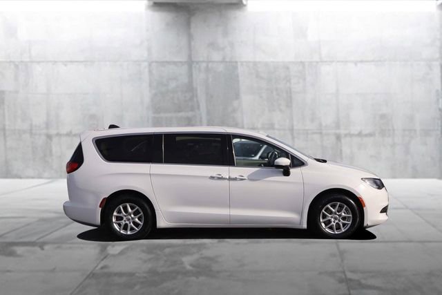 Used 2023 Chrysler Voyager LX image 5